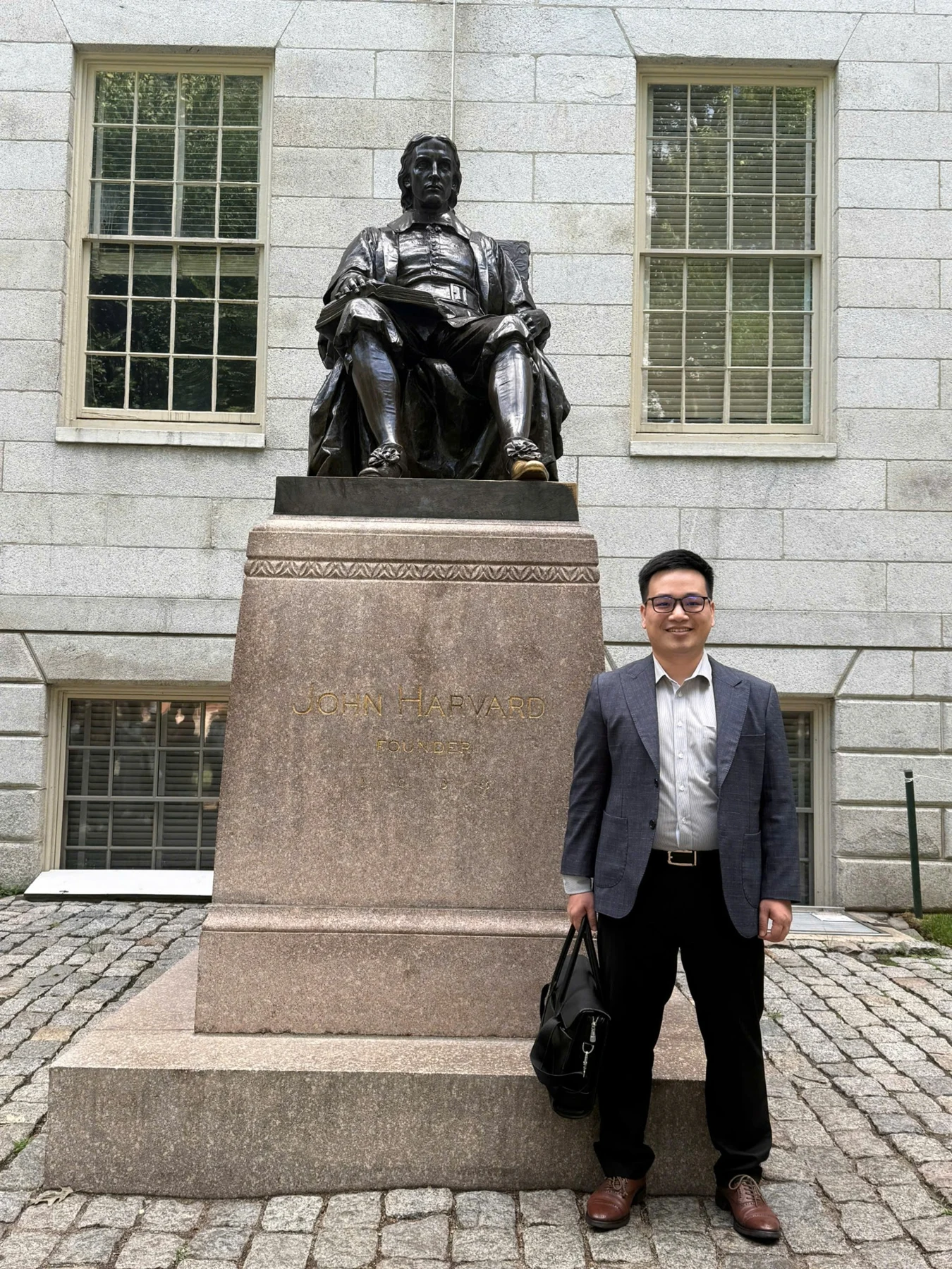 Nguyễn Tiệp trong khuôn viên Harvard